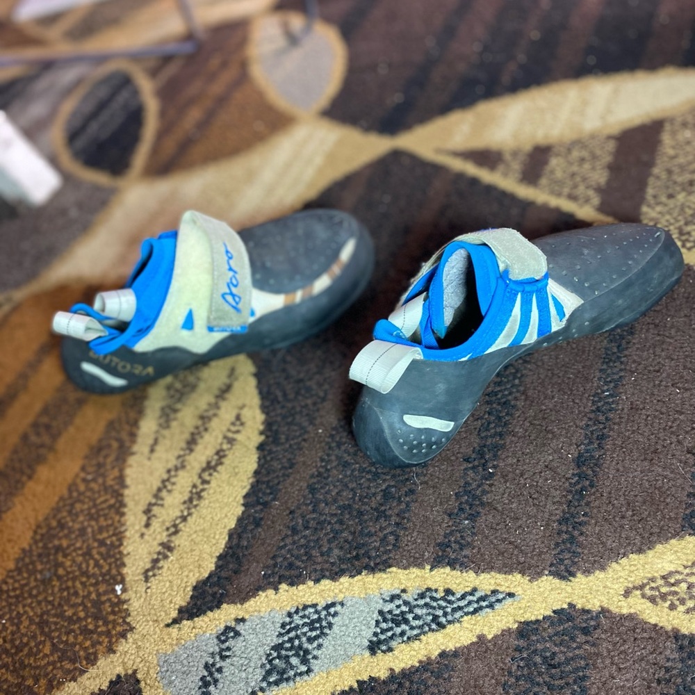 Butoura acrow climbing shoes size 7